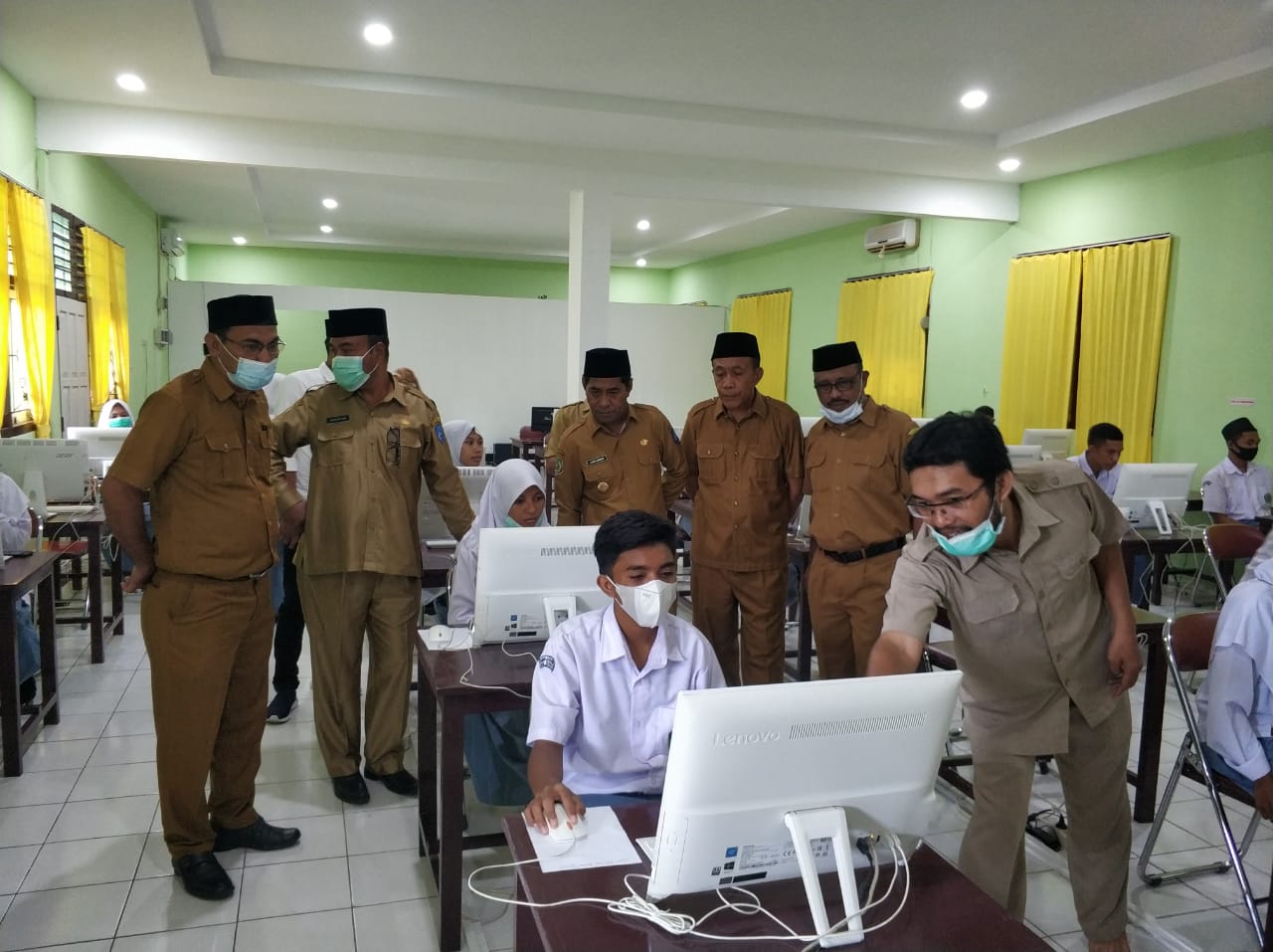 WAKIL WALIKOTA TERNATE TINJAU PELAKSANAAN SIMULASI UJIAN SEMESTER BERBASIS ANDROID