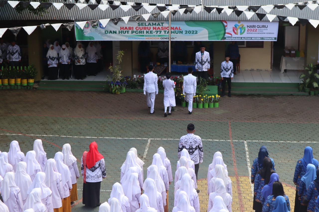 MAN 1 TERNATE BERSAMA ASN KEMENTERIAN AGAMA KOTA TERNATE  MEMPERINGATI HARI GURU NASIONAL DAN HUT PGRI KE-77
