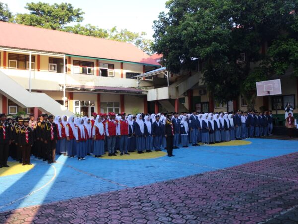 MAN 1 Ternate Lantik Pengurus Baru OSIM, MPK, Pramuka, PMR, Rohis dan PIK-R